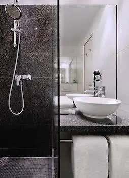 Motel One Koeln-Altstadt Hotel