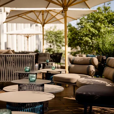 Motel One Koeln-Altstadt 3*
